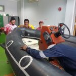Teknisi Heris Boat sedang melakukan perawatan dan overhaul perahu karet