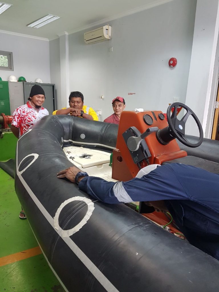 Teknisi Heris Boat sedang melakukan perawatan dan overhaul perahu karet